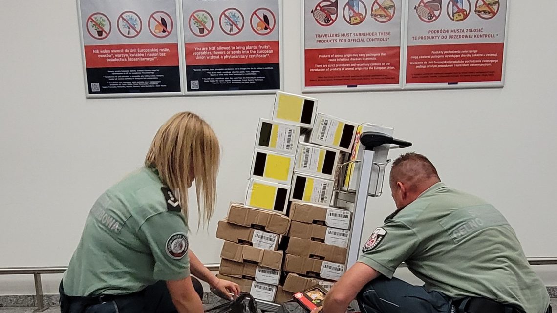 Funkcjonariusze Służby Celno-Skarbowej zatrzymali 103 kg wędlin z walizek podróżnych z jednego rejsu spoza UE.