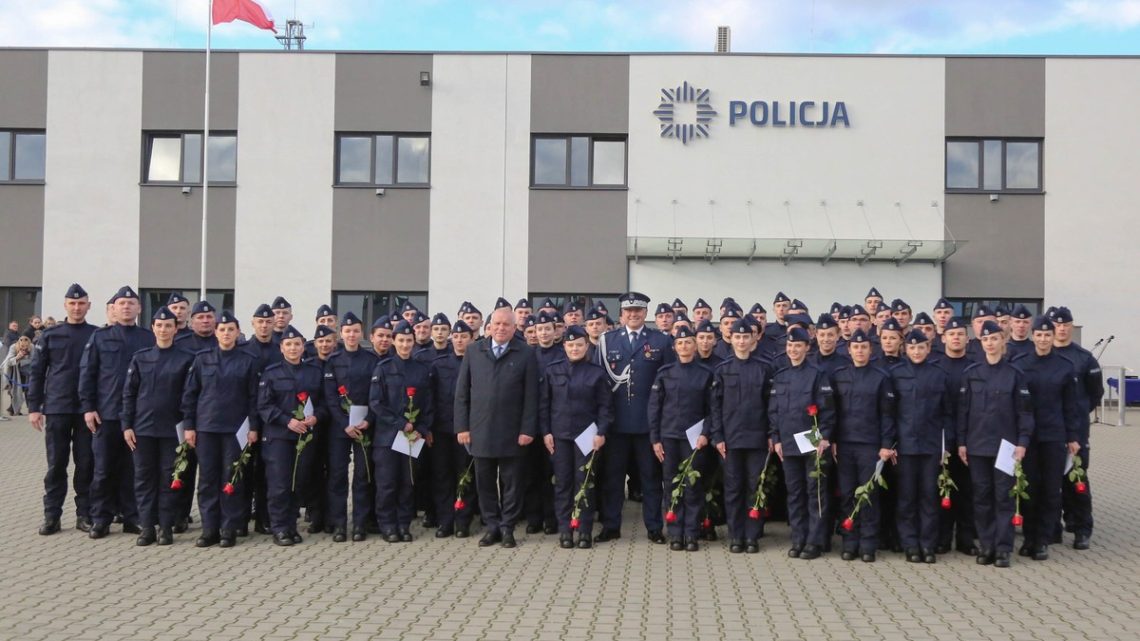 Ślubowanie 75 nowo przyjętych policjantów – Małopolska Policja.