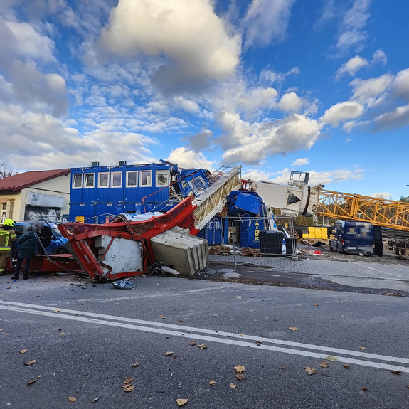 Na placu budowy w Wieliczce przewrócił się żuraw wieżowy. Jedna osoba nie żyje.