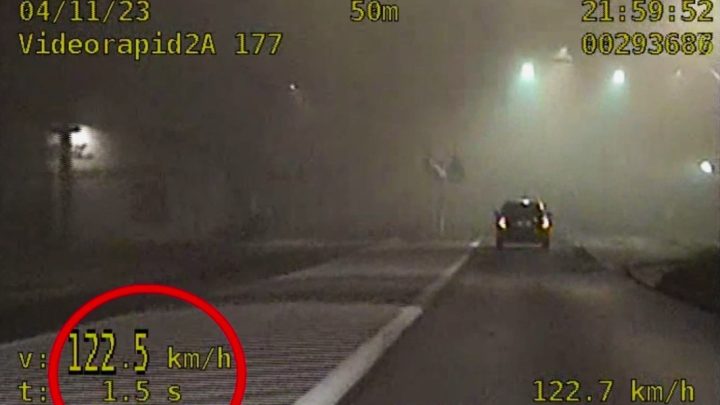 Jedną z ulic Nowego Sącza w gęstej mgle jechał 122 km/h.