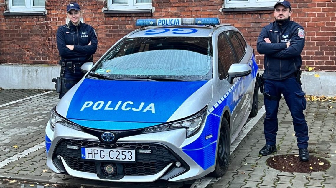 Krakowscy policjanci eskortowali do szpitala rodzącą kobietę.