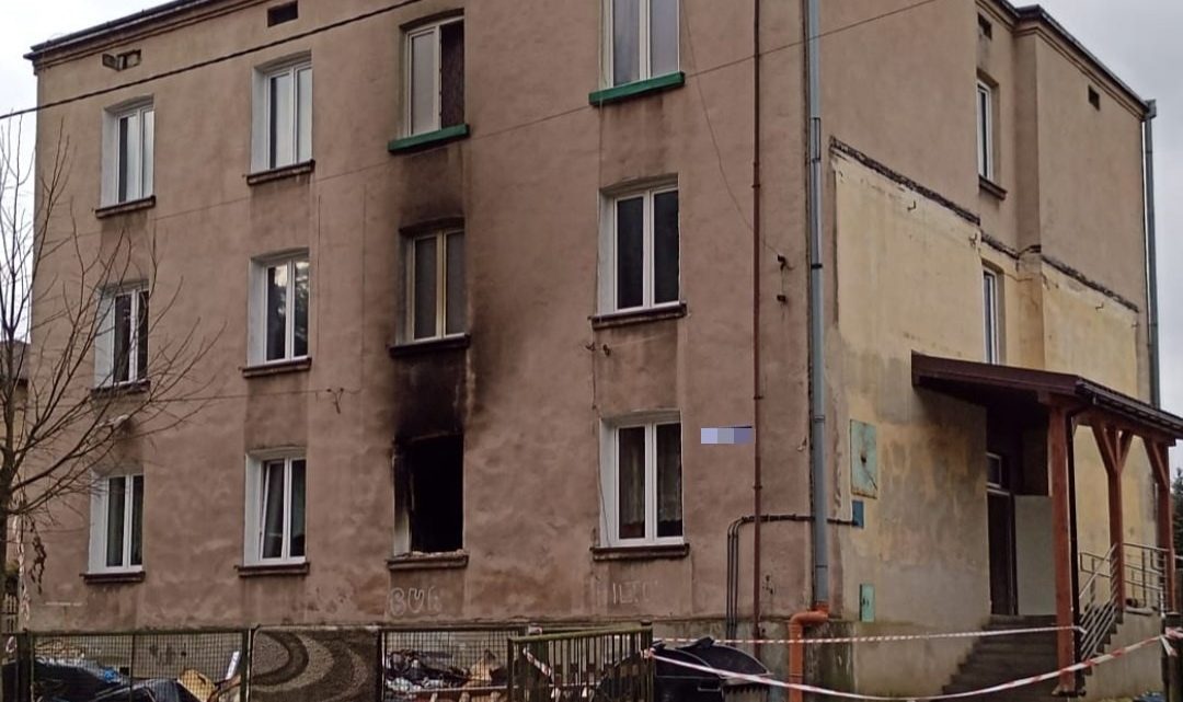 Pożar budynku wielorodzinnego w Zalesiu Golczowskim.