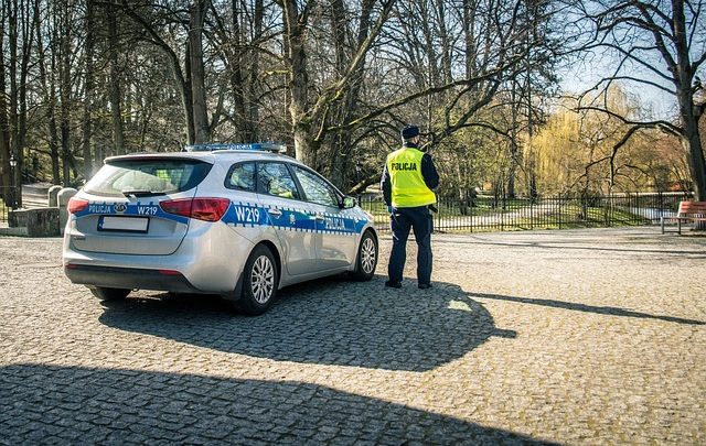 Drogowy przestępca doprowadził do kolizji drogowej.