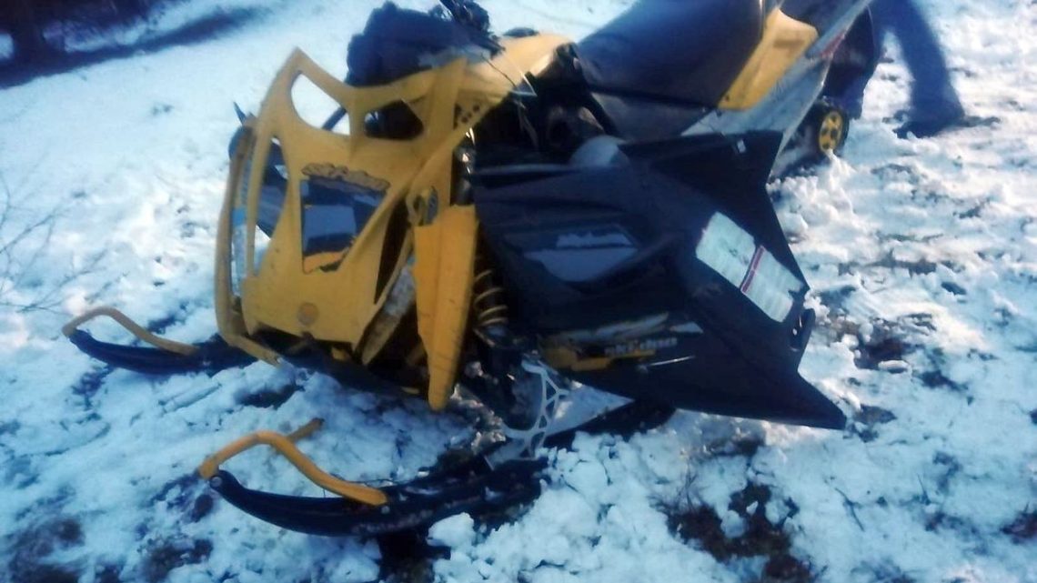 Tatrzańscy policjanci wyjaśniają okoliczności poważnego wypadku 22-latki na skuterze śnieżnym.