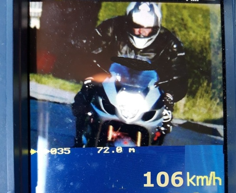Gmina Kęty. Motocyklista stracił prawo jazdy na trzy miesiące. Jechał z prędkością 106 km/h w obszarze zabudowanym.