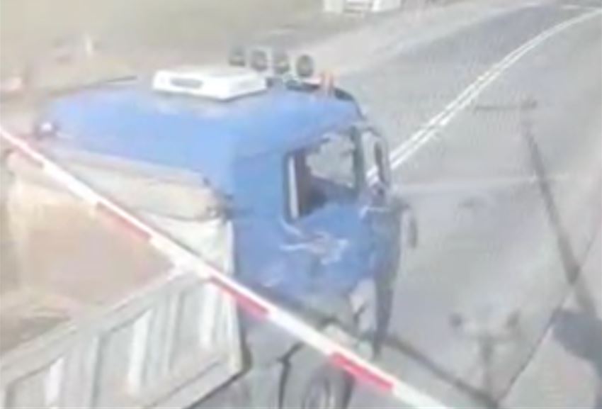 Kierowca ciężarówki wjechał na przejazd kolejowy podczas zamykania rogatek.