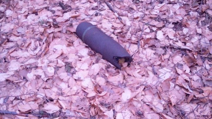 Pocisk artyleryjski z czasów II wojny światowej znaleziony w lesie w Tenczynku.