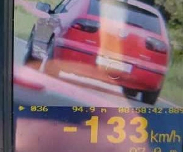 Minął radiowóz i przyspieszył… do prędkości 133 km/h w obszarze zabudowanym.