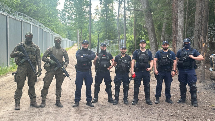 Małopolscy policjanci wraz z żołnierzami na granicy.