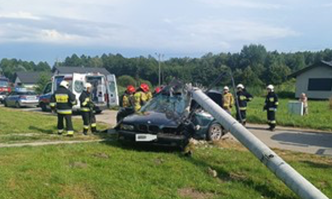 Kierowca BMW wypadł z jezdni i uderzył w słup elektryczny.