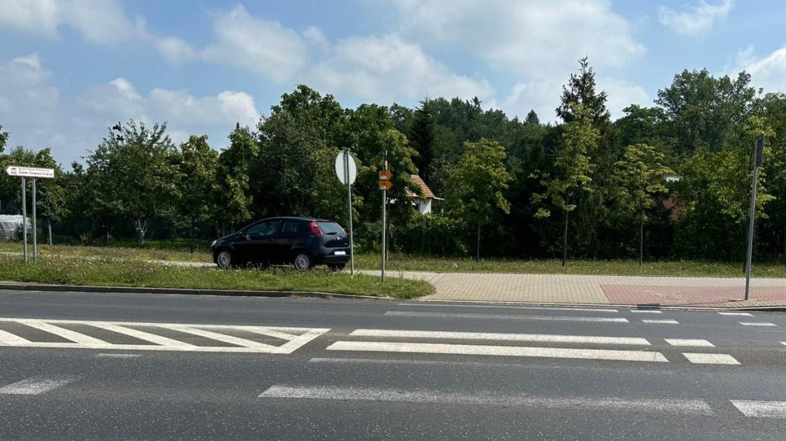 Kolizja drogowa. Potrącenie rowerzystki przez samochód osobowy