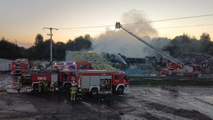 Pożar składowiska odpadów w Choczni w powiecie wadowickim.