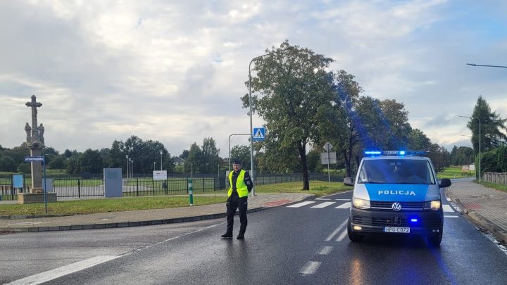 Gmina Brzeszcze. Policjanci zabezpieczają nieprzejezdne odcinki dróg.