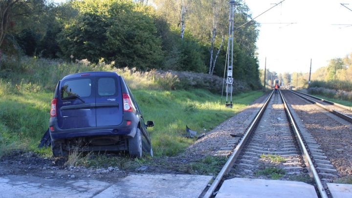 Samochód zderzył się z pociągiem.