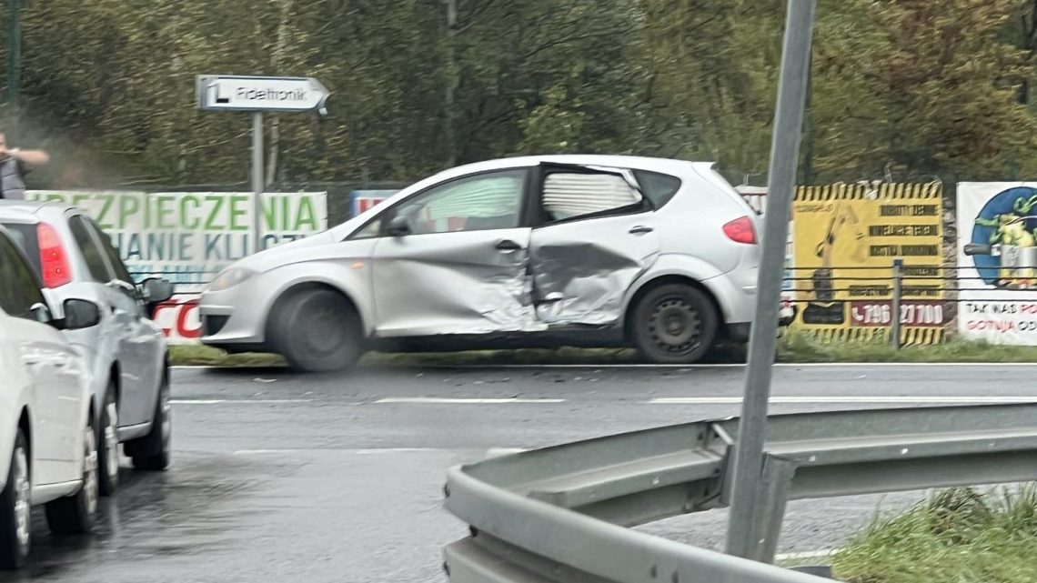 Kolizja samochodów osobowych w Suchej Beskidzkiej.