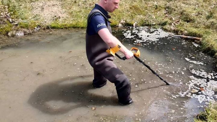 Nieletni sprawcy włamań w rękach policji. Łupy ukryli w sadzawce.