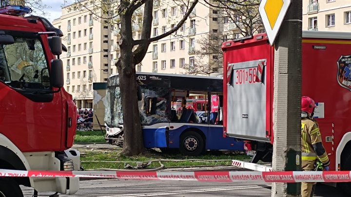 Wypadek autobusu miejskiego w Krakowie.