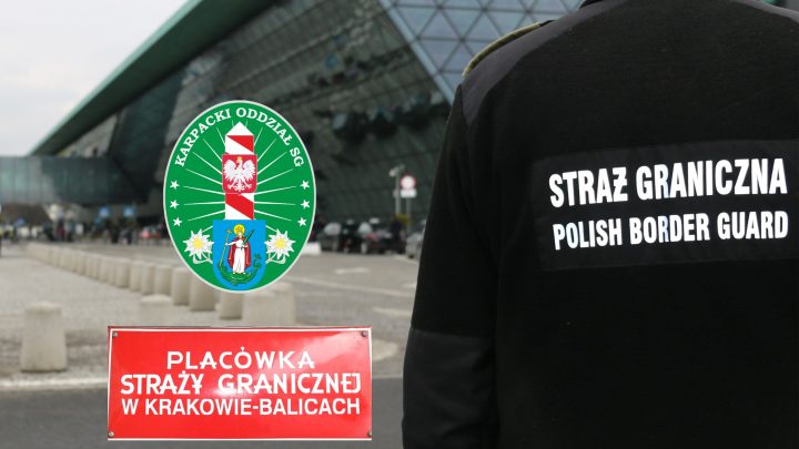 Kombinują jak mogą: Paszport „naprawił” zszywaczem…