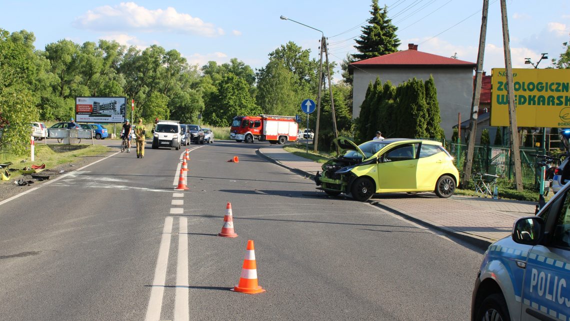 Oświęcim. Wypadek drogowy. Zderzenie samochodu z motocyklem. Oświęcim. Wypadek drogowy. Zderzenie samochodu z motocyklem.