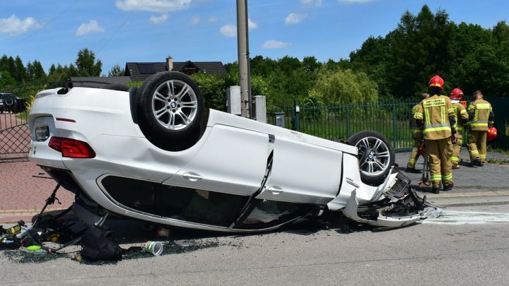 Kierowca dachował w Krzyworzece – miał ponad 2,5 promila alkoholu.