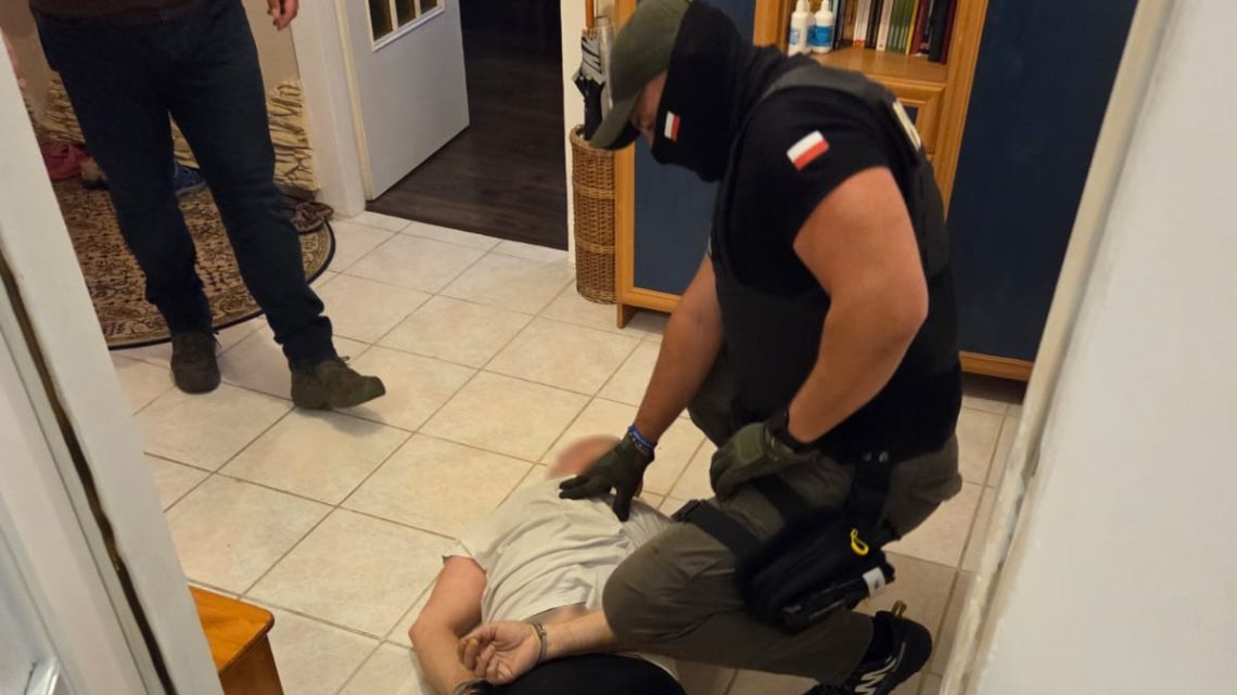 Małopolscy „łowcy głów” i poszukiwacze z KGP zatrzymali 55-letniego pseudokibica, który ukrywał się przed wymiarem sprawiedliwości. Małopolscy „łowcy głów” i poszukiwacze z KGP zatrzymali 55-letniego pseudokibica, który ukrywał się przed wymiarem sprawiedliwości.
