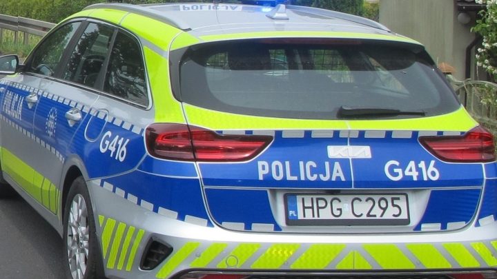 Dwie matki nietrzeźwe. Policjanci przewieźli sześcioro dzieci do rodzin zastępczych.