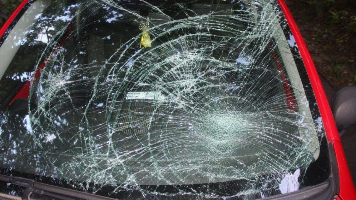 Niebezpieczne zderzenie hulajnogi elektrycznej z samochodem osobowym w Woli Stróskiej – 12-latek w szpitalu.