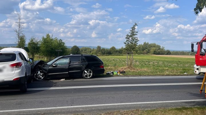 Zderzenie dwóch samochodów w Zatorze – służby na miejscu.