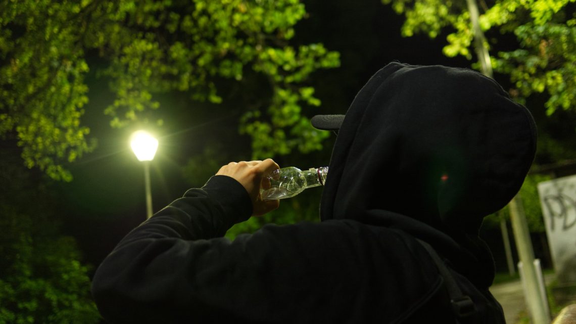 17-latek zatrzymany z narkotykami i alkoholem – rozpijał 13-letnią koleżankę. 17-latek zatrzymany z narkotykami i alkoholem – rozpijał 13-letnią koleżankę.