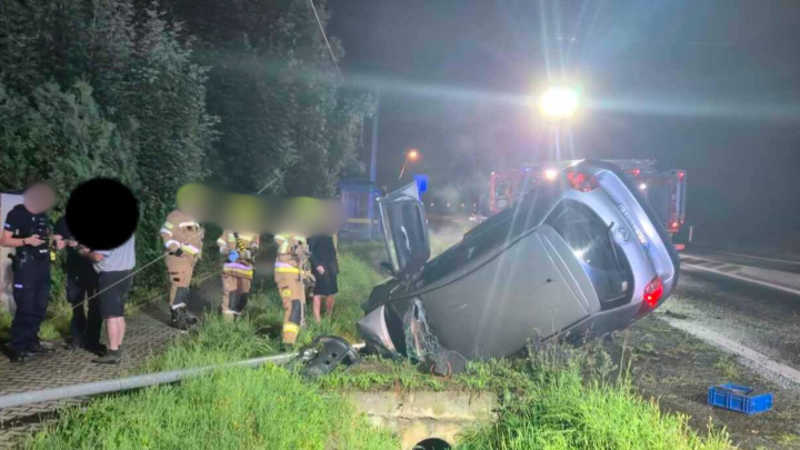 Szyce: Nocny wypadek na DK94 – auto wypadło z drogi i ścięło słup oświetleniowy.