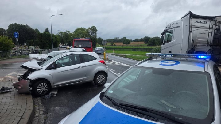 Zdarzenie drogowe. Zderzenie dwóch samochodów osobowych.