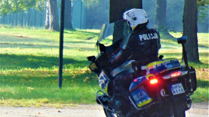 Chciał uniknąć kontroli, wjechał w policjanta – grozi mu więzienie!