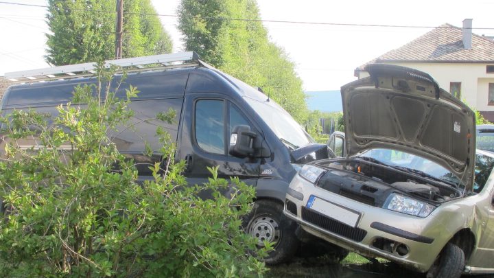 Wypadek w Witkowicach: Zderzenie osobówki z dostawczakiem. Jedna osoba ranna.