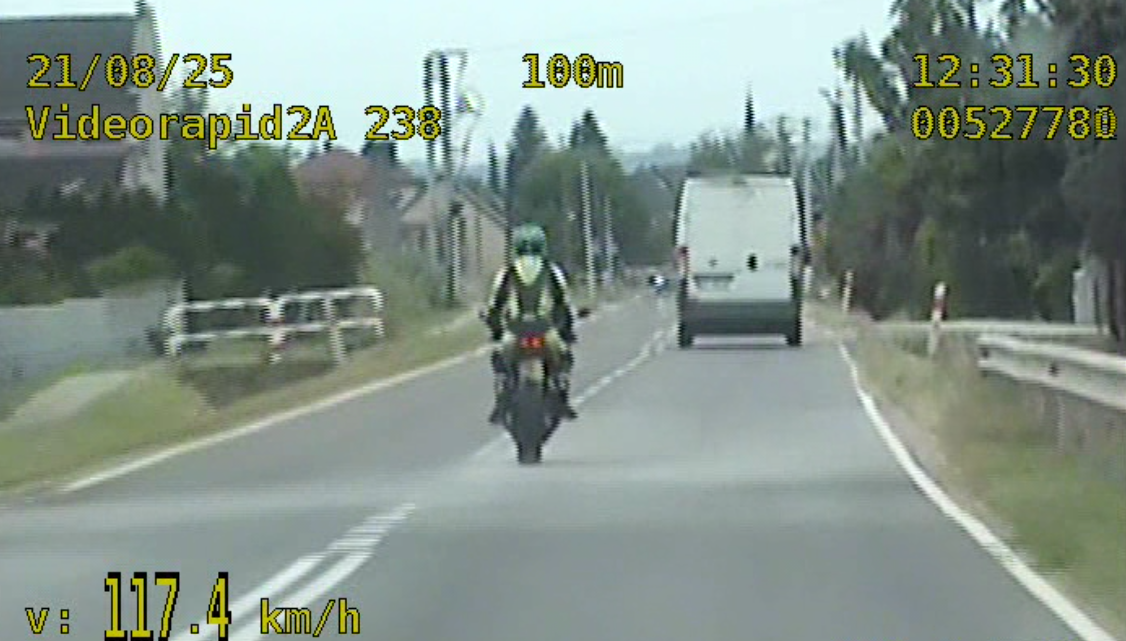 Niebezpieczna jazda motocyklisty w Niepołomicach! Niebezpieczna jazda motocyklisty w Niepołomicach!