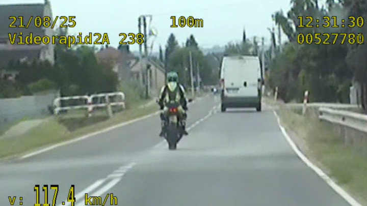 Niebezpieczna jazda motocyklisty w Niepołomicach!