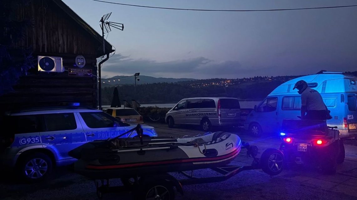 Nietrzeźwy na pontonie w Zatoce Falsztyńskiej – interwencja policji. Nietrzeźwy na pontonie w Zatoce Falsztyńskiej – interwencja policji.