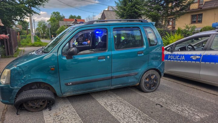 Pijani jak bela przyjechali po alkohol… z uszkodzonym kołem!