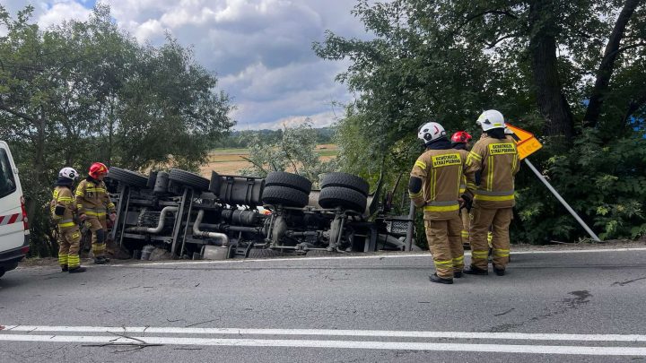 Witanowice: Ciężarówka wpadła do rowu.
