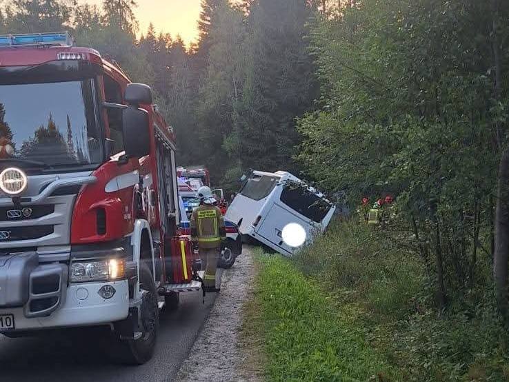 Bus wypadł z drogi w Zakopanem. Policja ustala dokładne okoliczności zdarzenia! Bus wypadł z drogi w Zakopanem. Policja ustala dokładne okoliczności zdarzenia!