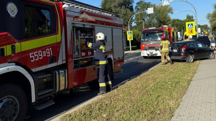 Zderzenie dwóch samochodów w Kleczy Dolnej – utrudnienia na DK52.