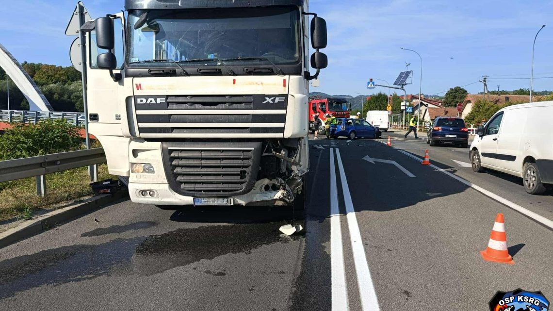 Zderzenie osobówki z ciężarówką w Kadczy. Interweniowały służby. Zderzenie osobówki z ciężarówką w Kadczy. Interweniowały służby.