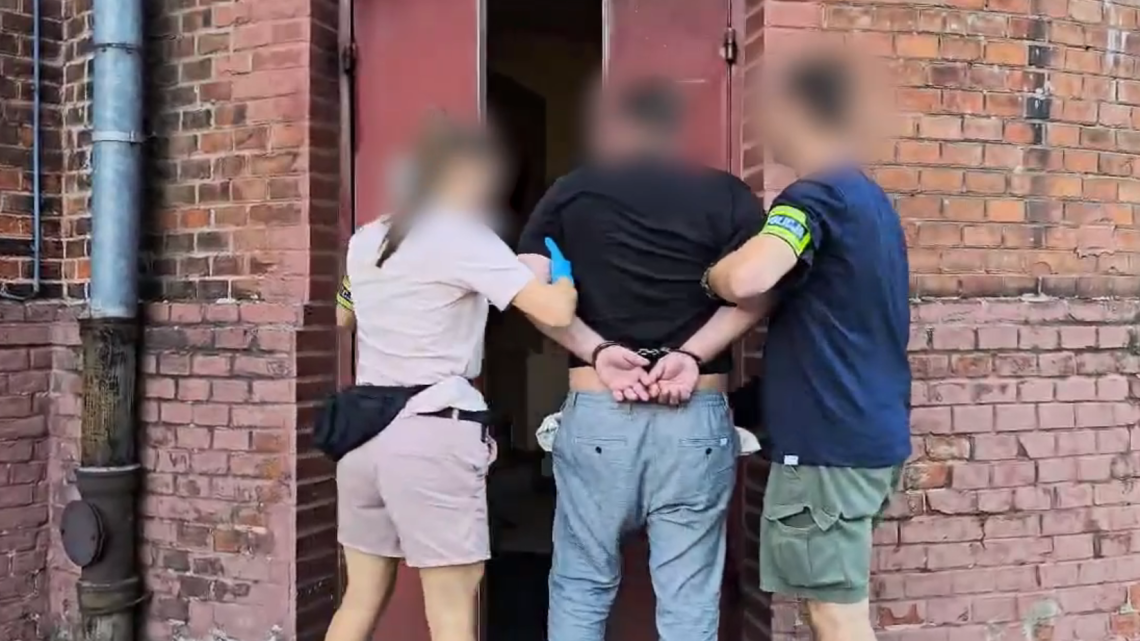 Kraków: Policja udaremniła próbę oszustwa „na policjanta” – 39-latek zatrzymany podczas odbioru gotówki. Kraków: Policja udaremniła próbę oszustwa „na policjanta” – 39-latek zatrzymany podczas odbioru gotówki.