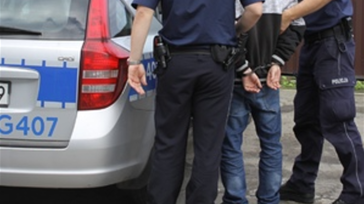 Uliczny agresor zatrzymany. Usłyszał zarzuty gróźb karalnych i kradzieży.