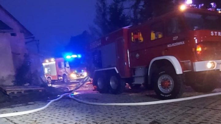 Groźny pożar stolarni w Kojszówce (powiat suski).