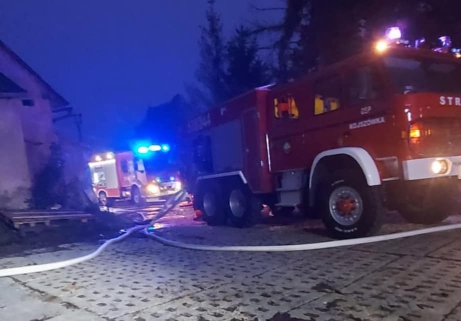 Groźny pożar stolarni w Kojszówce (powiat suski).