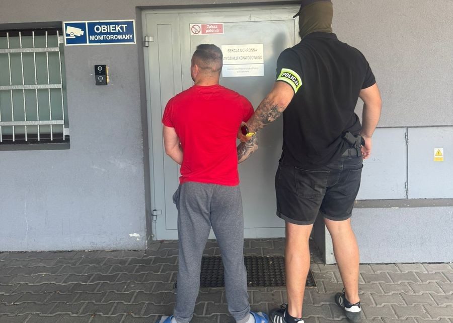 Czterech pseudokibiców zatrzymanych za handel narkotykami i nielegalny tytoń. Czterech pseudokibiców zatrzymanych za handel narkotykami i nielegalny tytoń.