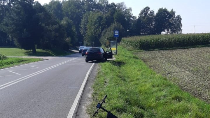 13-latek na hulajnodze zderzył się z samochodem osobowym.