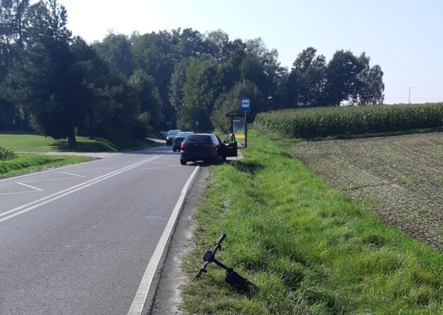 13-latek na hulajnodze zderzył się z samochodem osobowym.