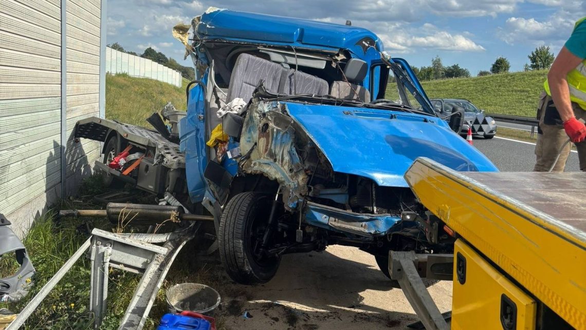 Wypadek na autostradzie A4 w kierunku Katowic – utrudnienia w ruchu. Wypadek na autostradzie A4 w kierunku Katowic – utrudnienia w ruchu.