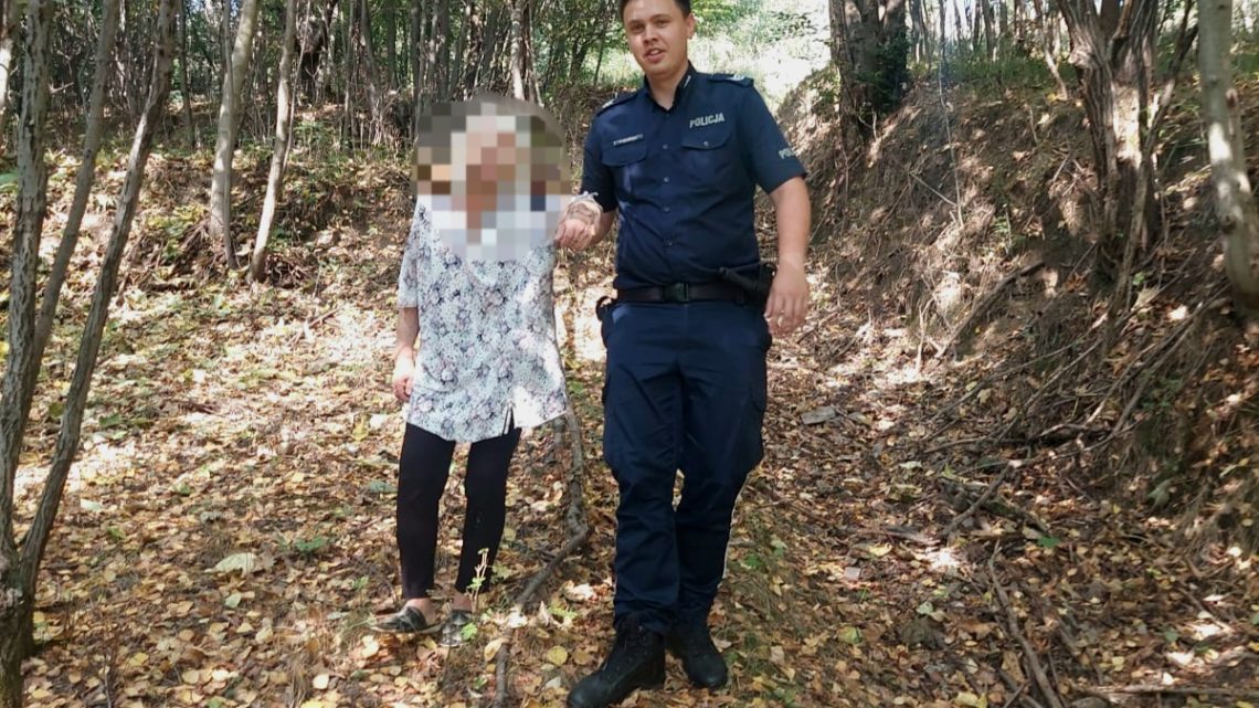 77-letnia mieszkanka Ponikwi odnaleziona dzięki szybkiej akcji służb. 77-letnia mieszkanka Ponikwi odnaleziona dzięki szybkiej akcji służb.